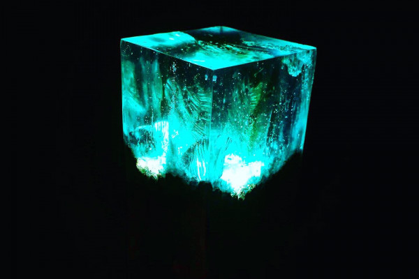 Lampa ze dřeva a pryskyřice